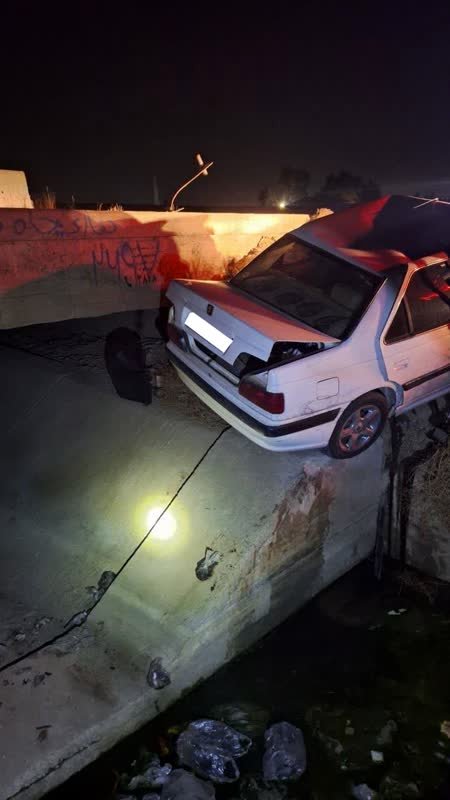 سقوط خودروی پژو پارس از پل کنارگذر روشن‌دشت