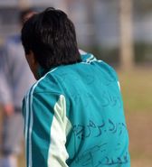 (عکس) جمله خنده‌داری که خداداد عزیزی پشت لباسش نوشت