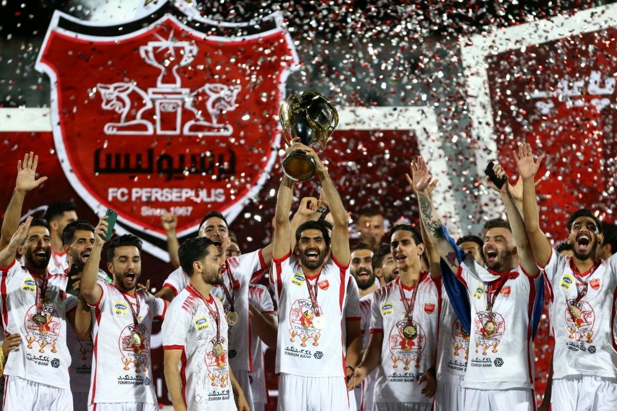 لحظه اهدای جام پوکر قهرمانی پرسپولیس به سیدجلال حسینی