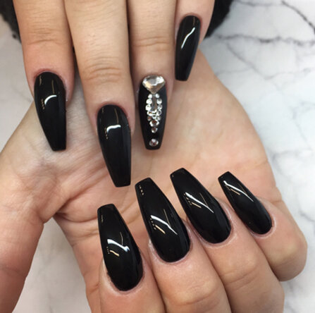  طراحی ناخن با لاک مشکی براق و مات