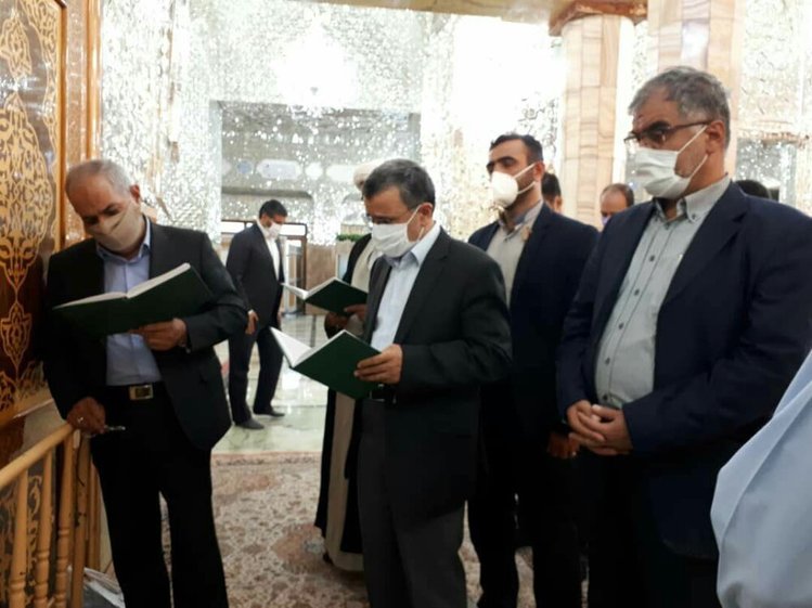 تصاویر حضور متفاوت احمدی نژاد در قم /رئیس جمهور سابق با ماسک به حرم حضرت معصومه رفت