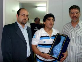 پیراهنی که به جای موزه به احمدی نژاد رسید!