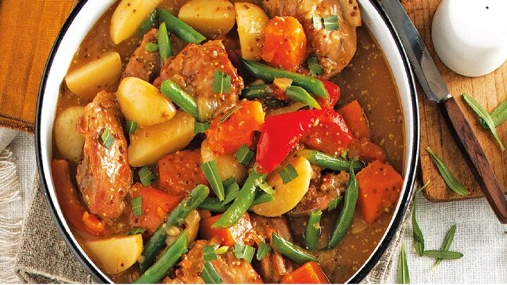 طرز تهیه خوراک مرغ و سیب زمینی مجلسی و جا افتاده