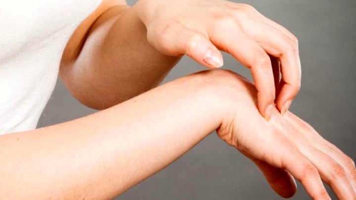 علل خارش پوست و راه‌های درمانی آن