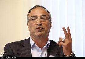 واعظ آشتیانی: عزیزی‌ خادم پختگی لازم را ندارد و «هُل» شده است