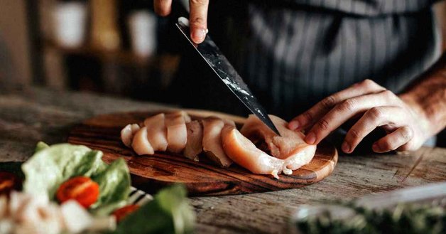 علائمی که نشان دهنده مسمومیت غذایی است