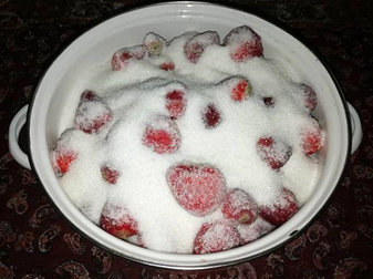 طرز تهیه مربای توت فرنگی و نکاتی برای تهیه آن