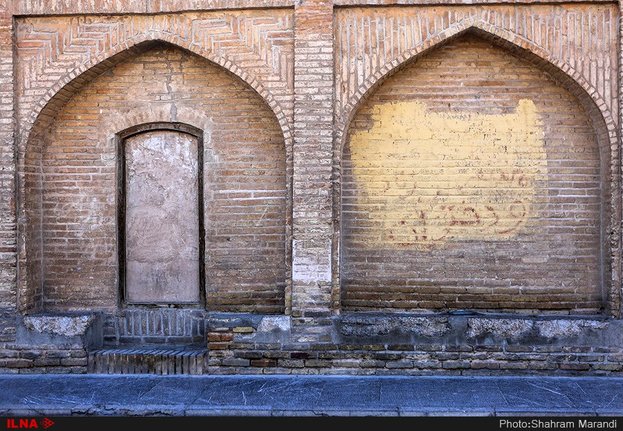 منظر سی و سه پل هر روز آشفته‌تر می‌شود