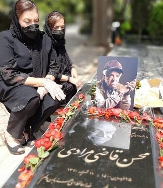 مهوش وقاری، بر سرِ مزارِ محسن قاضی‌مرادی/ عکس