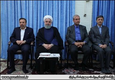 عکس یادگاری کودکانه با روحانی