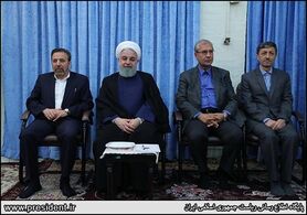 عکس یادگاری کودکانه با روحانی