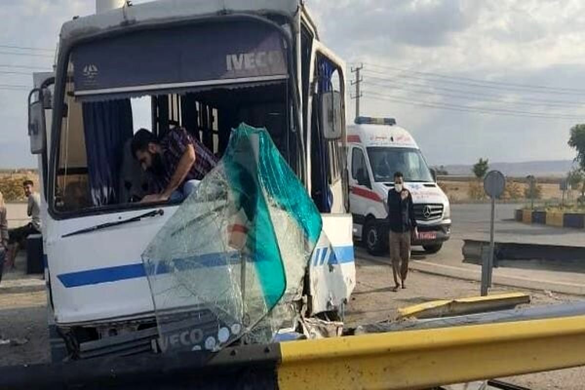 برخورد مینی بوس با گاردریل در فشافویه/ ۱۳ نفر مصدوم شدند