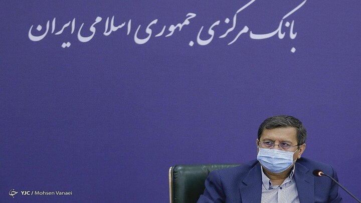 همتی: قیمت ارز پایین تر هم می‌آید