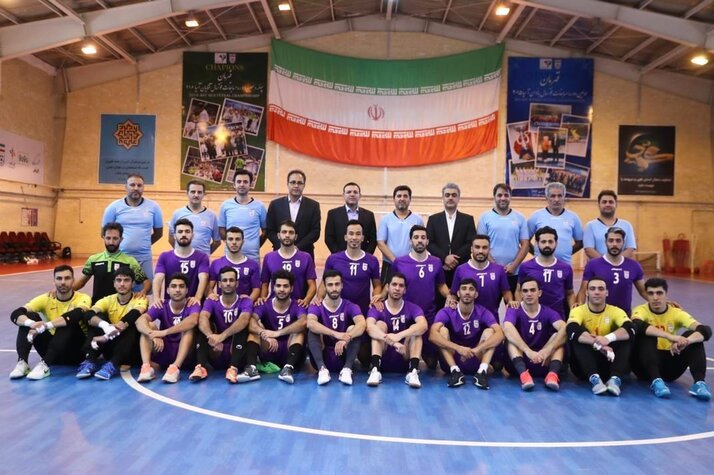 عزیزی خادم: باید نگاه حرفه‌ای را در فوتسال هم جا بیندازیم