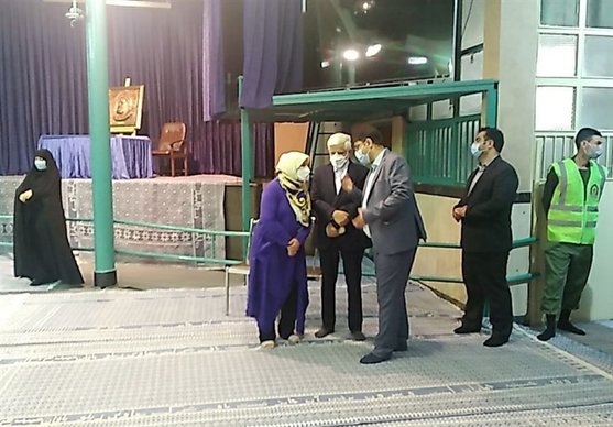 عارف و همسرش در حسینیه جماران حضور یافتند