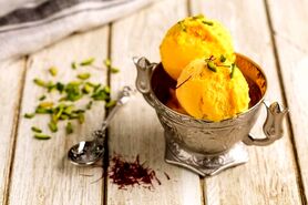 طرز تهیه بستنی سنتی زعفرانی خانگی: یک دسر اصیل و خوش‌عطر