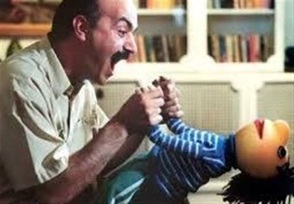 آقای مجری "کلاه قرمزی" را در تلویزیون گذاشت و به "مهمونی" نمایش‌خانگی رفت