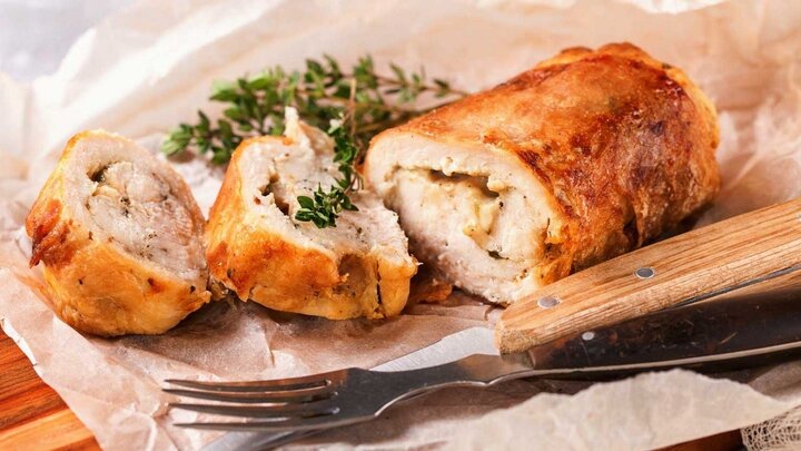 طرز تهیه رول مرغ سوخاری با سبزیجات و پنیر