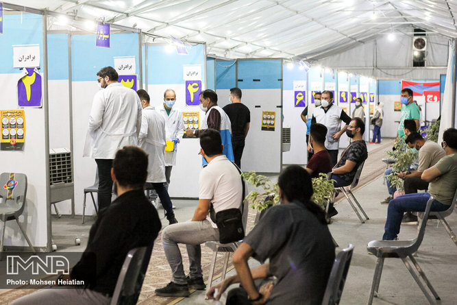 چرا برخی مردم از تزریق واکسن کرونا فرار می‌کنند؟