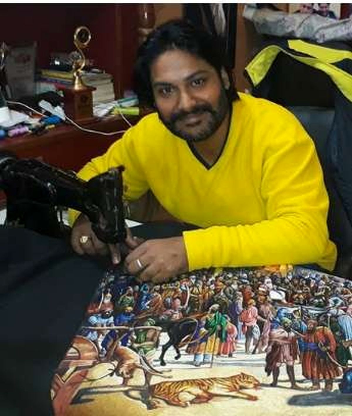 «مرد سوزنی»، تنها کسی که با چرخ خیاطی نقاشی می‌کند