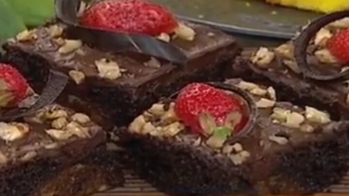 طرز تهیه کیک شکلاتی مغزدار + فیلم
