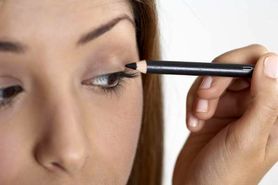 نحوه کشیدن خط چشم با مداد