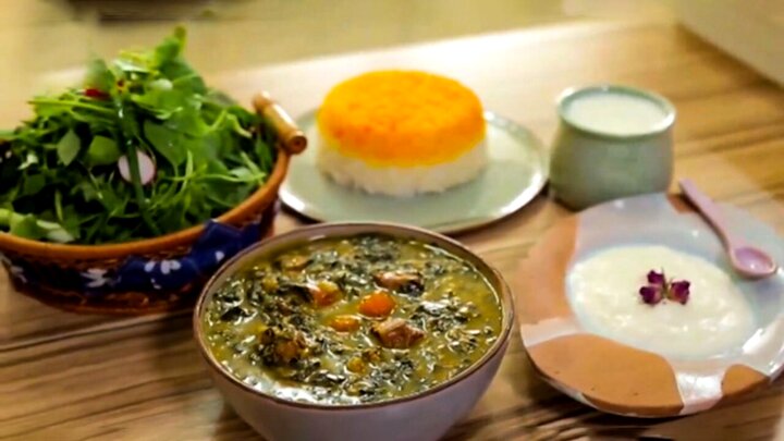 طرز تهیه خورشت آلو اسفناج + فیلم