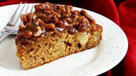 طرز تهیه کیک کاراملی عسل و گردو برای صبحانه + فیلم