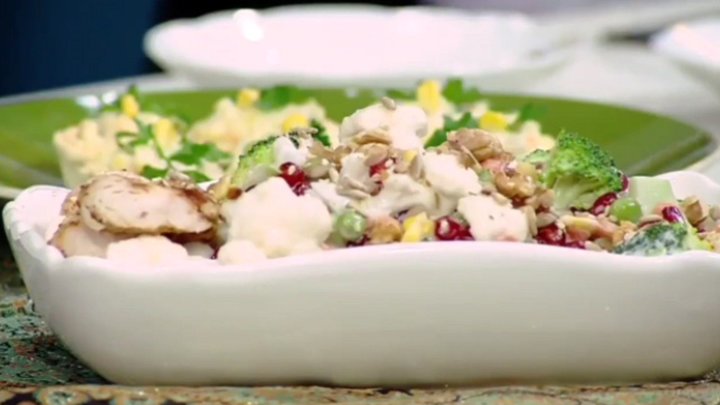 طرز تهیه سالاد زمستانه گل کلم و انار + فیلم