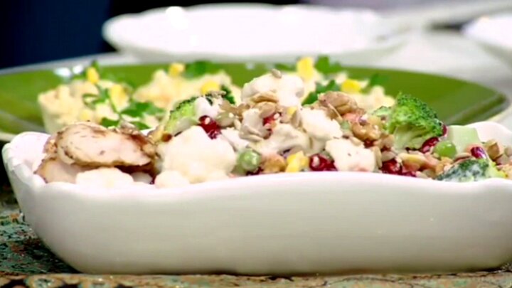 طرز تهیه سالاد زمستانه گل کلم و انار + فیلم