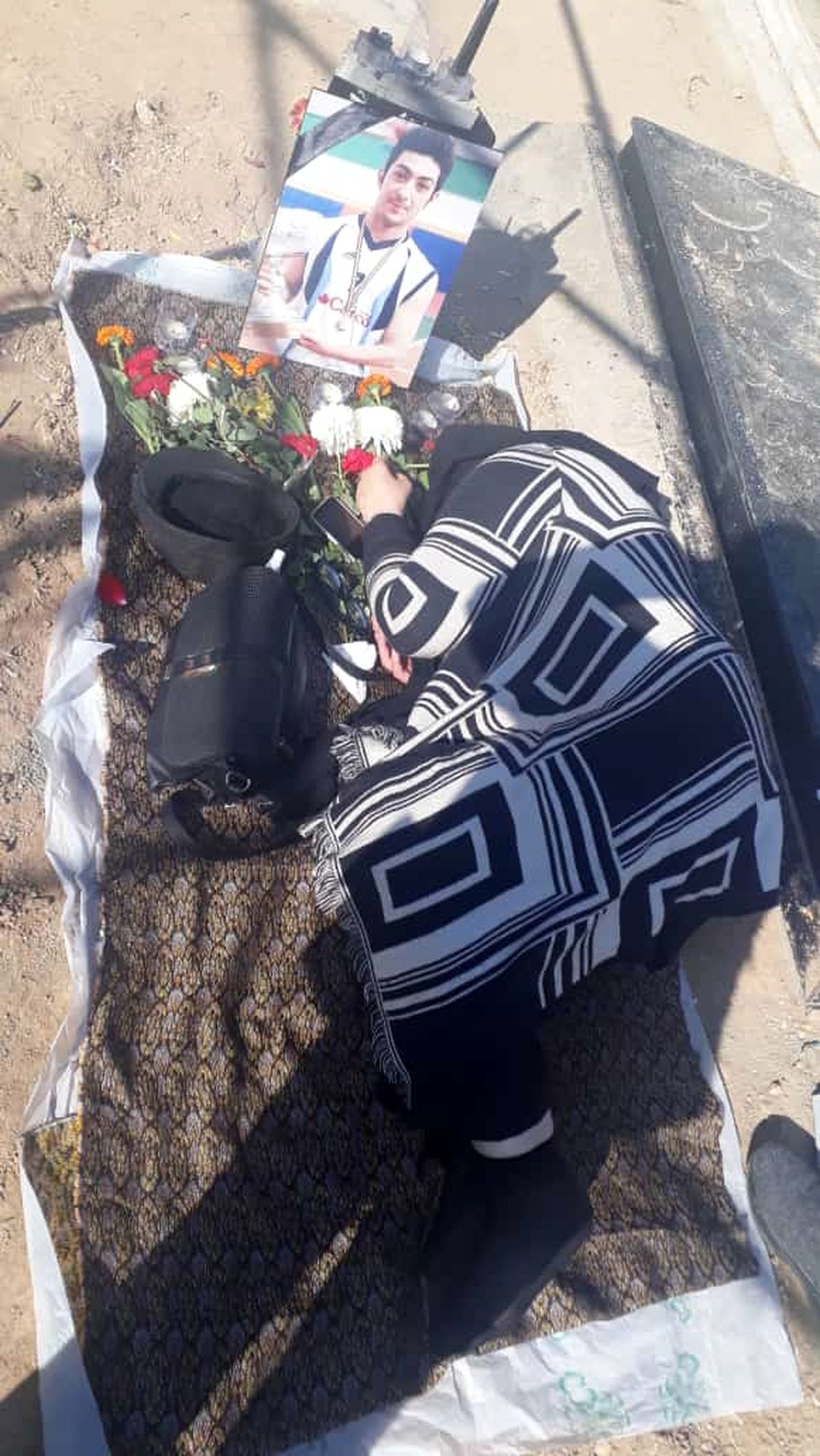 تصویری تلخ از مادر آرمان عبدالعالی بر مزار فرزندش