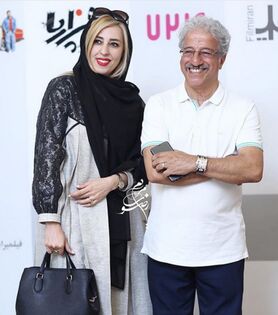 علیرضا خمسه در کنار همسر جوانش