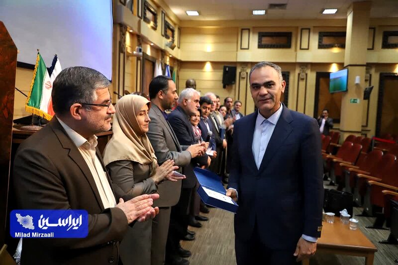 اهدای تندیس «ارتقای سلامت جامعه و سلامت هوا» به شرکت فولادسنگ مبارکه