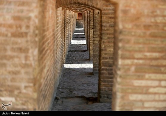 نصب حصار نرده‌های فلزی بروی سی‌ و سه پل