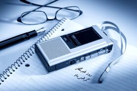حرکت خبرنگار  روی تیغ دو لبه است