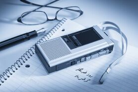حرکت خبرنگار  روی تیغ دو لبه است