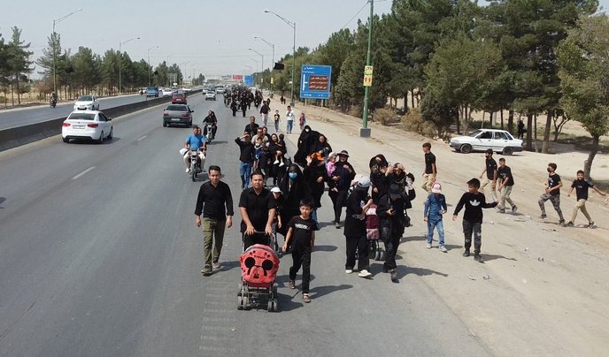 دلدادگان سیدالشهدا در پیاده‌روی میدان لاله تا امامزاده شاه‌کرم