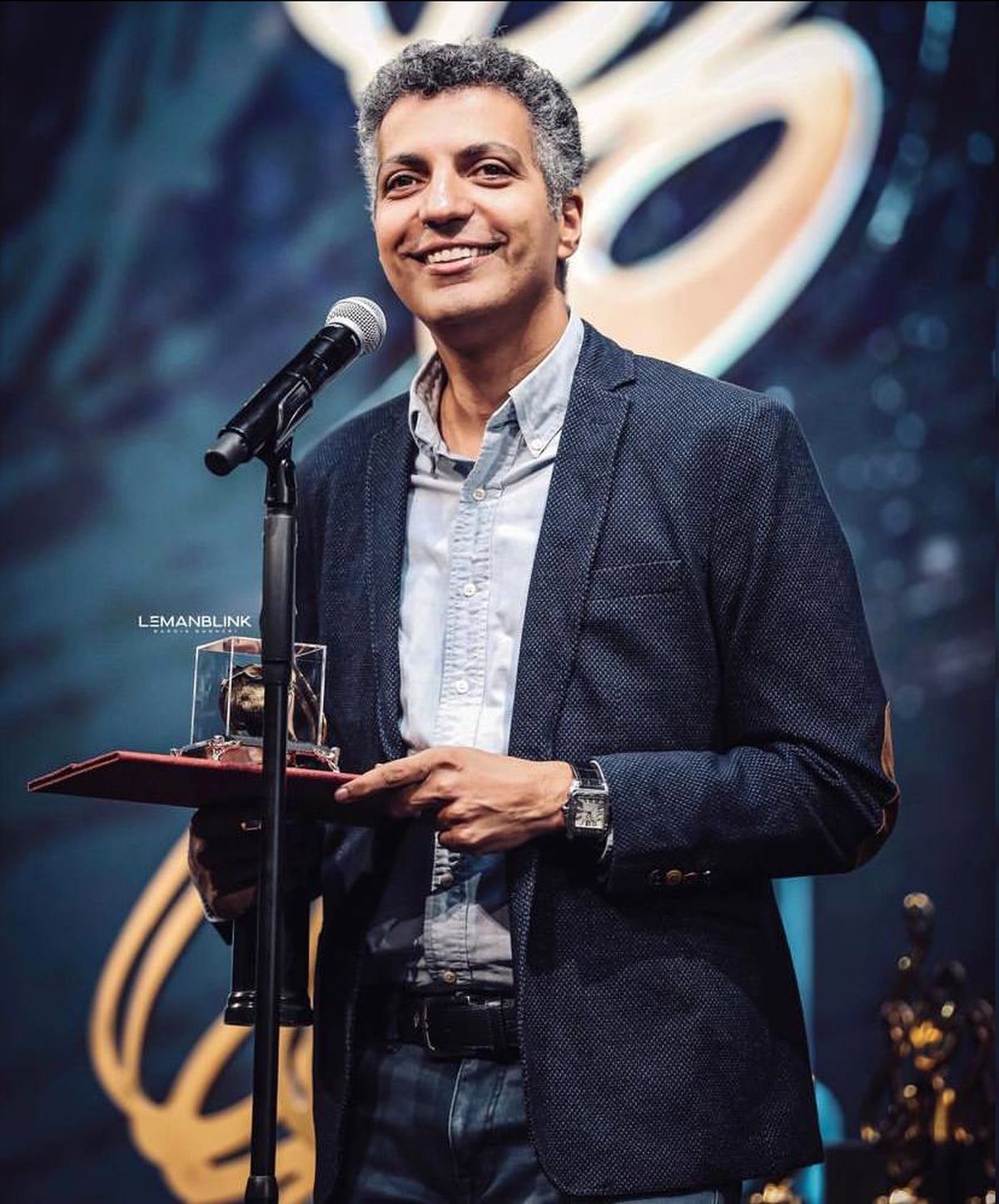 عکس| حرف‌های احساسی فردوسی‌پور پس از کسب جایزه ویژه