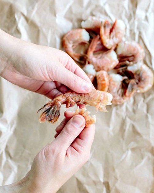 آموزش تصویری تمیز کردن میگو به سبک حرفه‌ای ها!