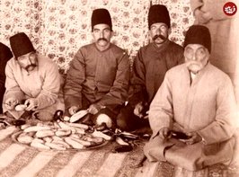 عکس ناصرالدین‌شاه با عمله‌جات اهل طرب و بازیگران در مراسمی ویژه/ اصطلاح «بادمجان دور قاب‌چین» از کجا شکل گرفت؟