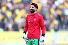 عکس‌| چهره ناراحت بیرانوند با دست مصدوم در تمرین پرسپولیس