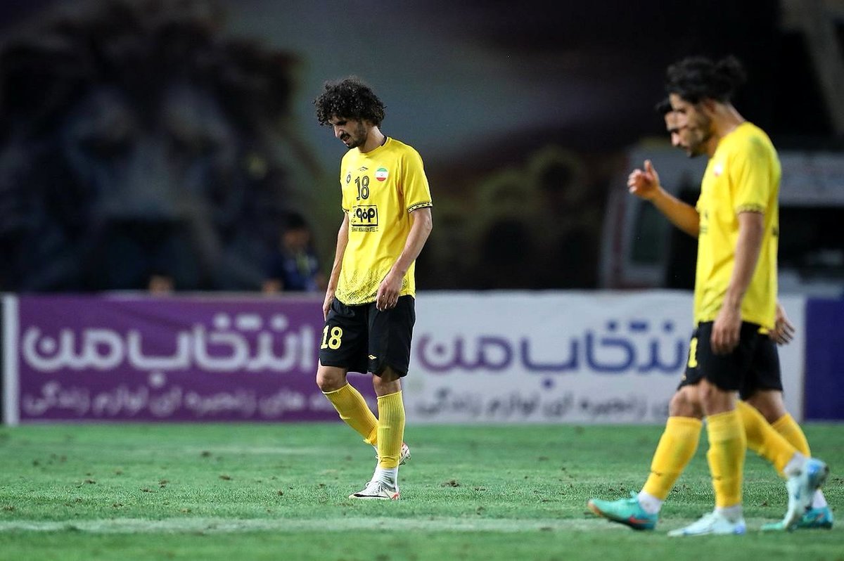 خط دفاعی سپاهان پنیر سوئیسی مقابل شباب الاهلی