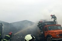 مهار آتش‌سوزی در انبار پخش کالای اصفهان