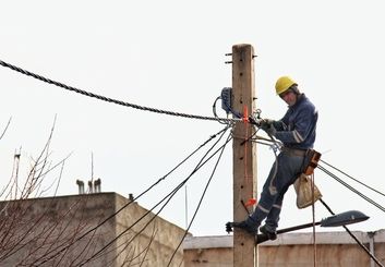  *سیم‌بانان؛ نگهبانان خاموش روشنایی*