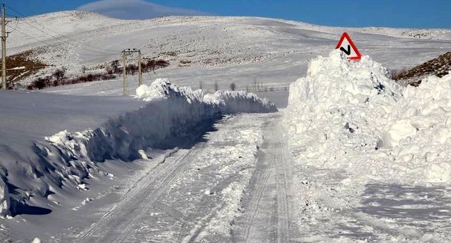 کولاک راه گردنه «شاه‌ولایت» را بست؛ دمای چادگان به منفی ۱۶ درجه رسید