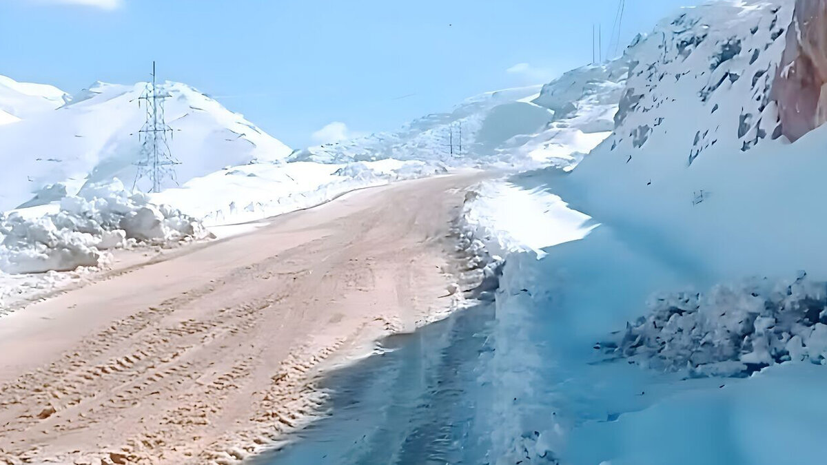 شکست غول سفید در فریدونشهر؛ گردنه «کِلوسه» بازگشایی و ۱۲ خودرو از کولاک نجات یافتند