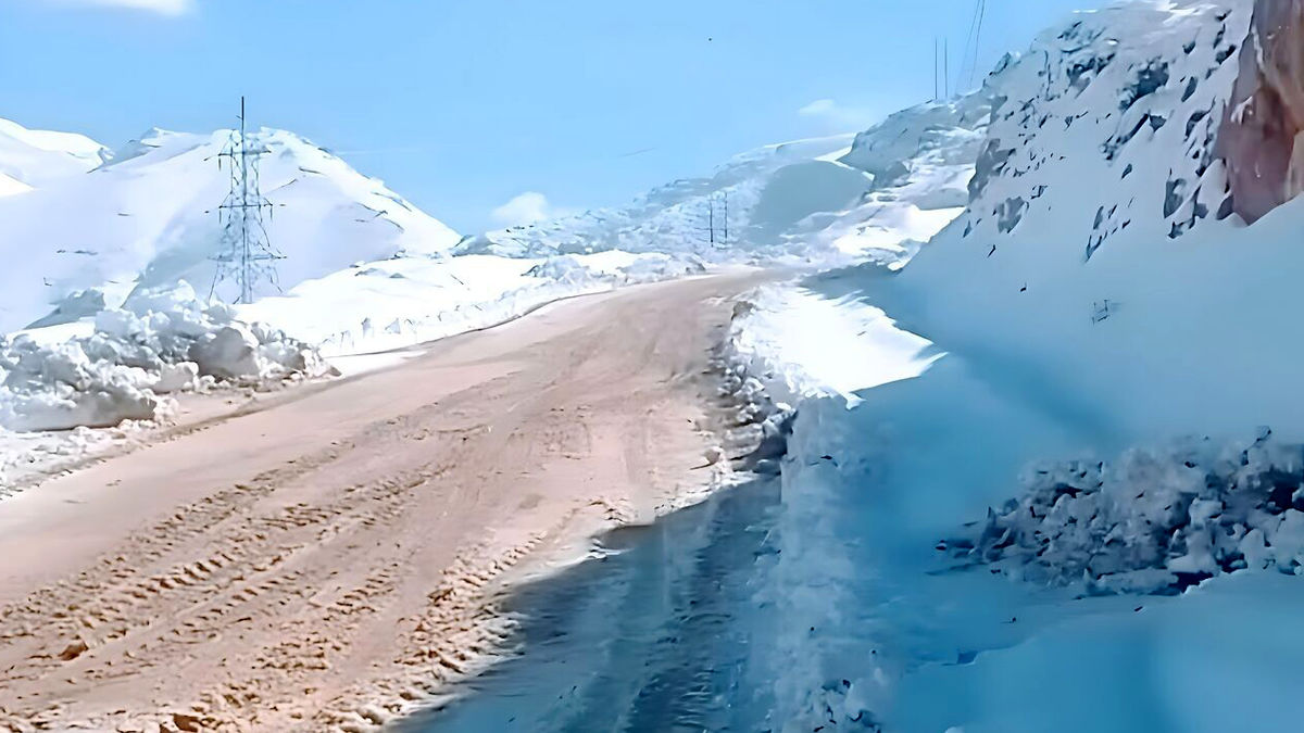 شکست غول سفید در فریدونشهر؛ گردنه «کِلوسه» بازگشایی و ۱۲ خودرو از کولاک نجات یافتند