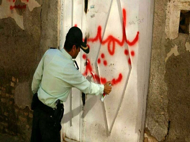 غافلگیری 6 مصرف کننده و فروشنده موادمخدر در یک خانه توسط پلیس اصفهان