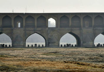 نهمین روز نفس‌تنگی در نصف جهان؛ اصفهان در آستانه وضعیت «فوق قرمز» آلودگی هوا!