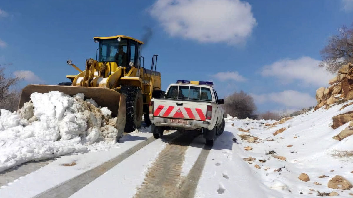 نجات شبانه مسافران در گردنه‌های کاشان و انسداد شریان‌های اصلی غرب اصفهان